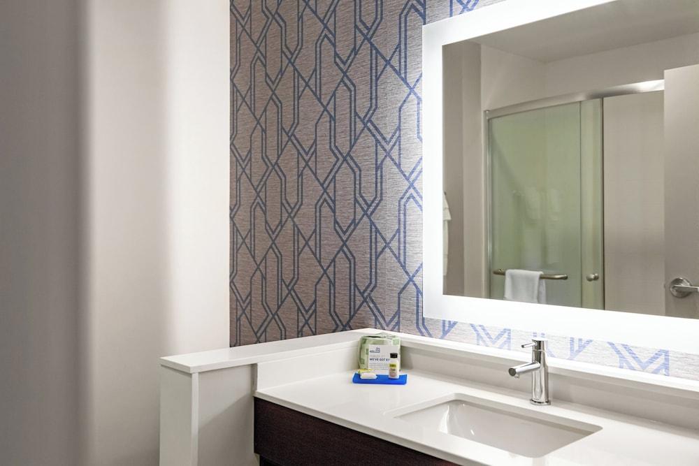 Holiday Inn Express & Suites Sanford