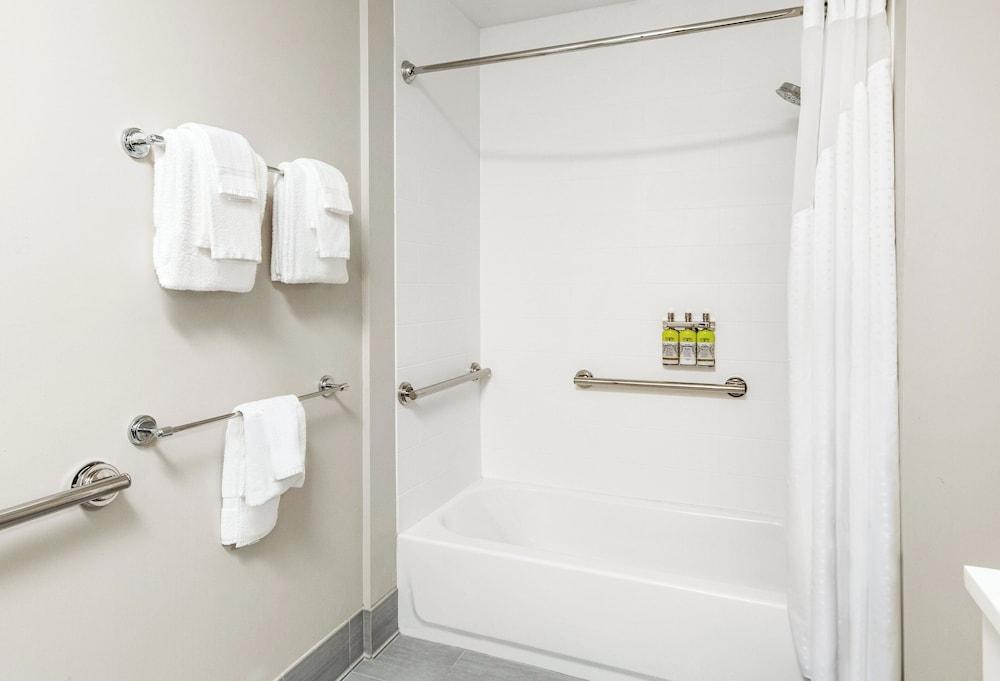 Holiday Inn Express & Suites Sanford
