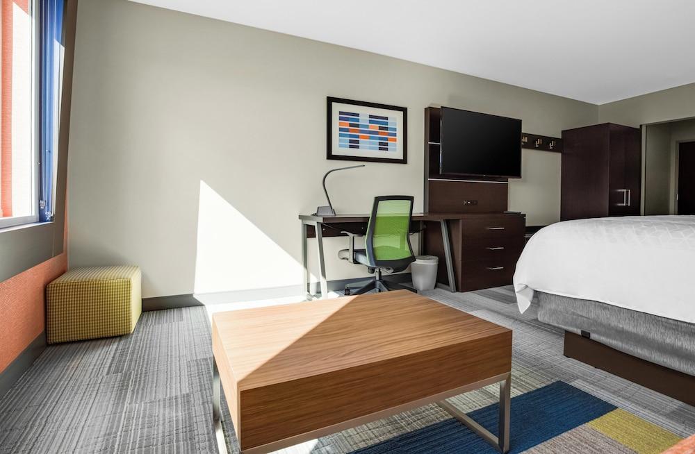 Holiday Inn Express & Suites Sanford