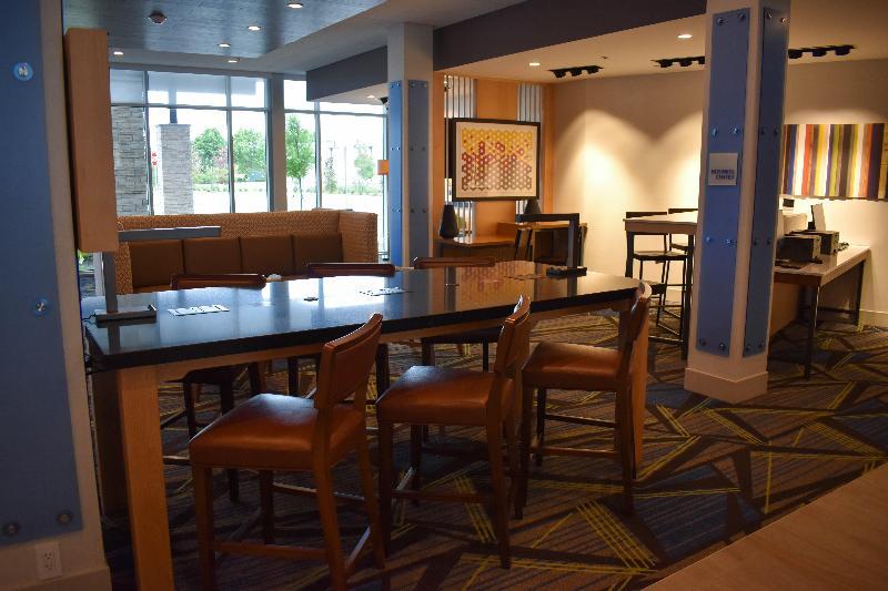 Holiday Inn Express & Suites Sanford