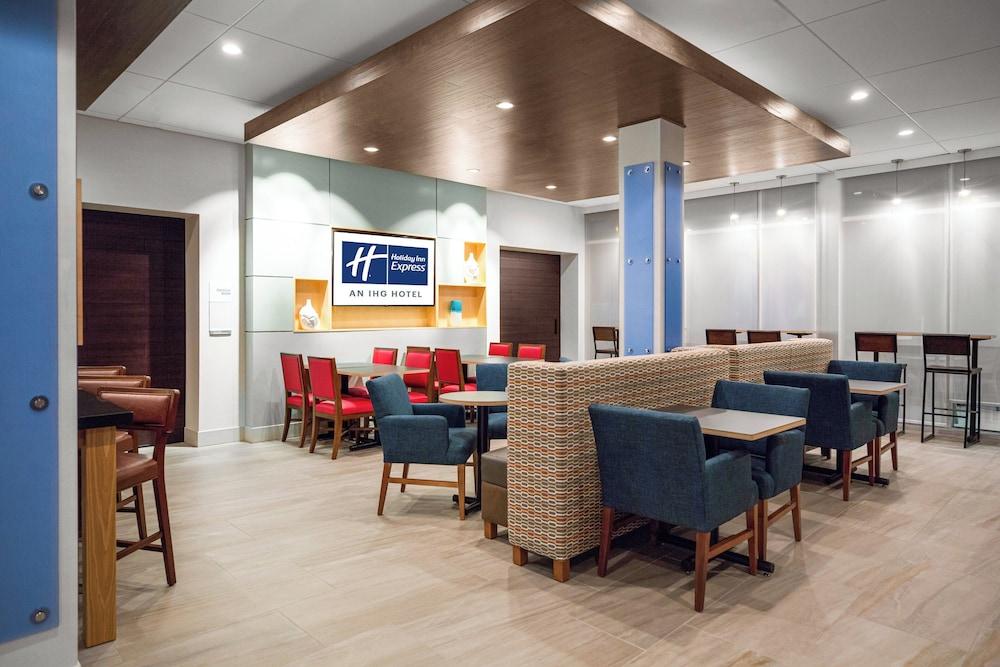 Holiday Inn Express & Suites Sanford