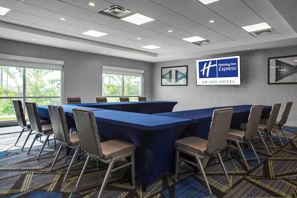 Holiday Inn Express & Suites Sanford