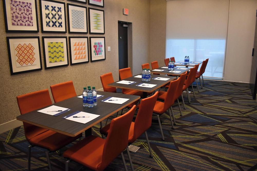 Holiday Inn Express & Suites Sanford