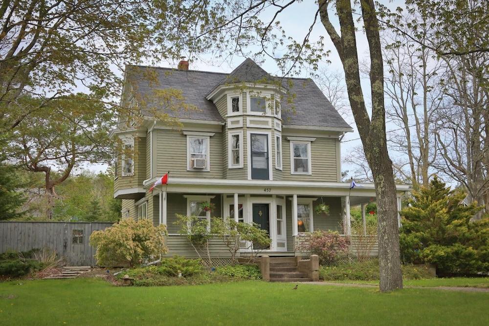 Red Mahone Bed & Breakfast