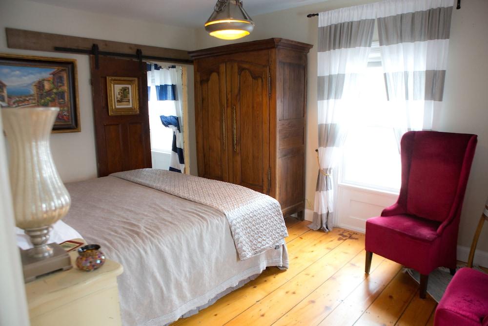 Red Mahone Bed & Breakfast
