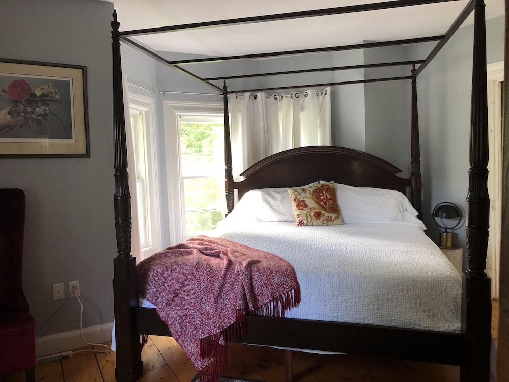 Red Mahone Bed & Breakfast