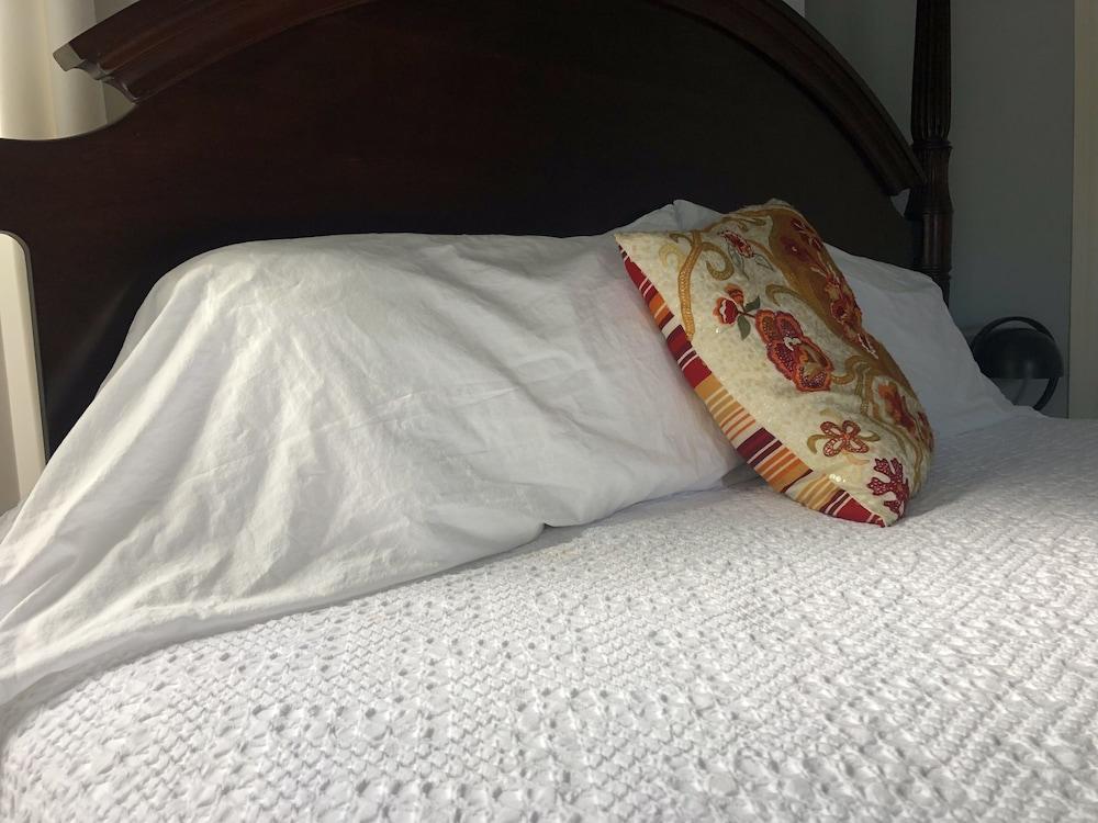 Red Mahone Bed & Breakfast