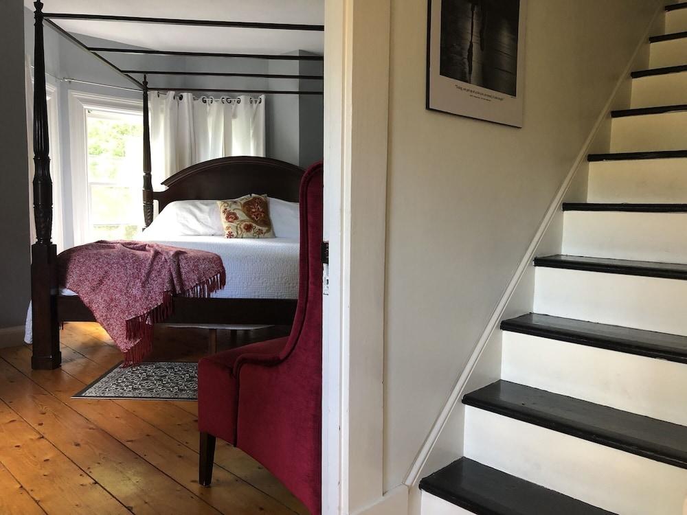 Red Mahone Bed & Breakfast