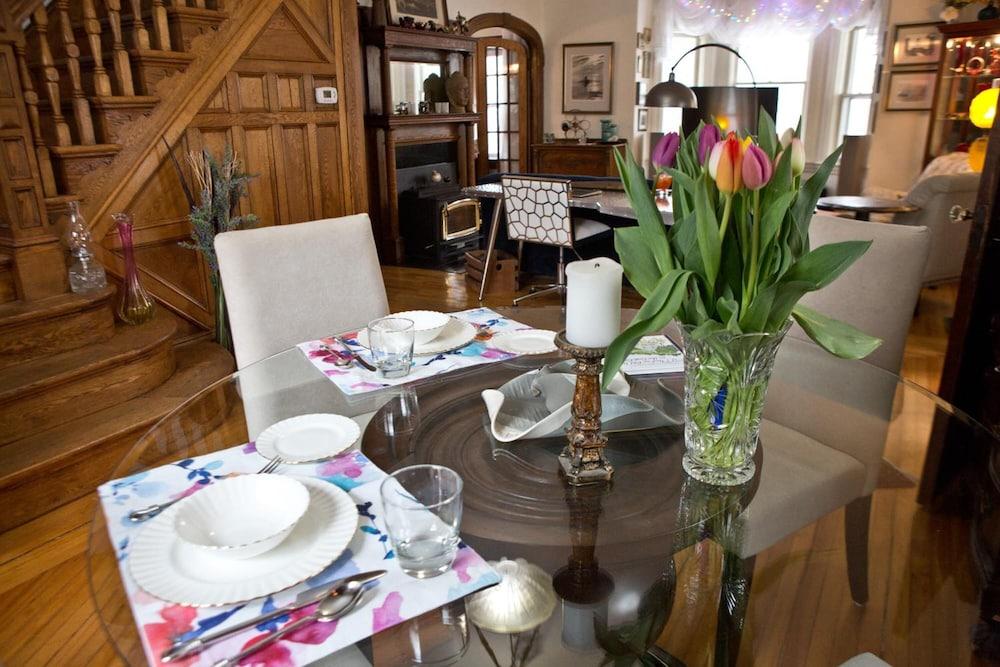 Red Mahone Bed & Breakfast