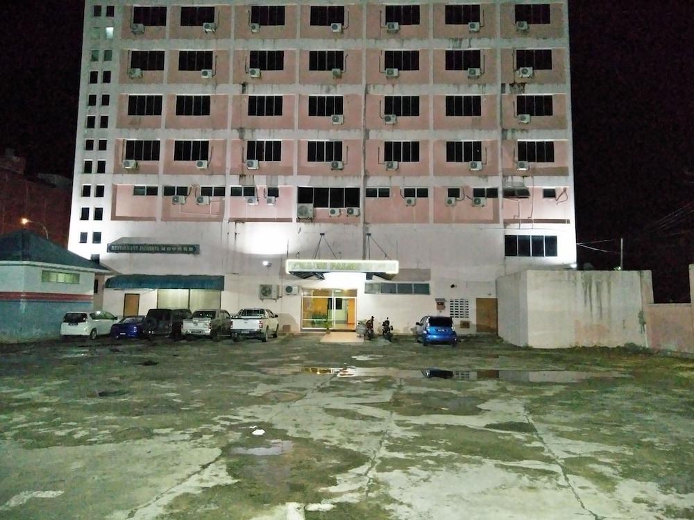 Golden Palms Hotel