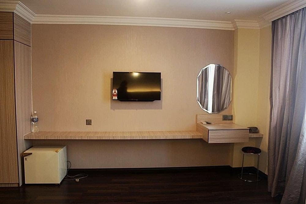Golden Palms Hotel