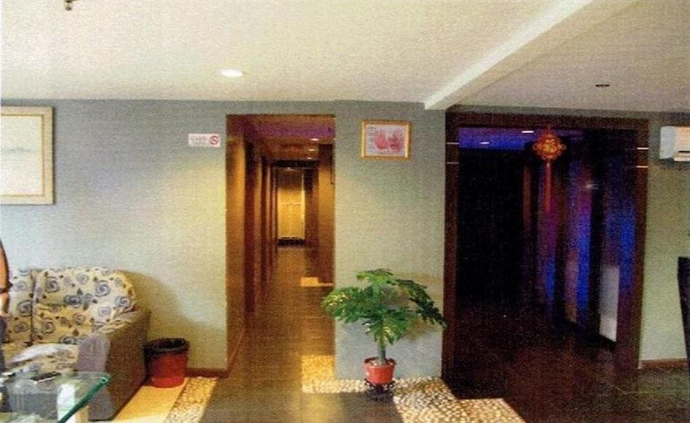Golden Palms Hotel