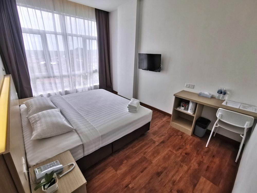 Green World Hotel