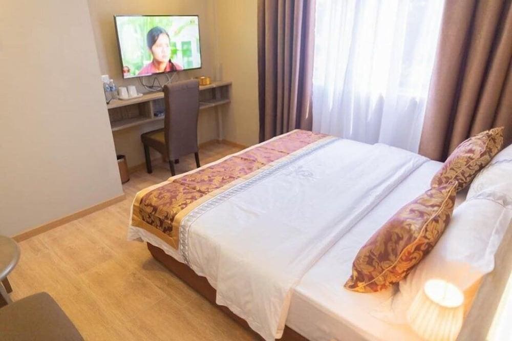 Red City Hotel
