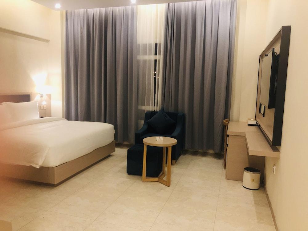 Seasons Hotel Barka