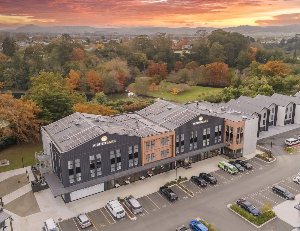Hidden Lake Hotel And Apartments