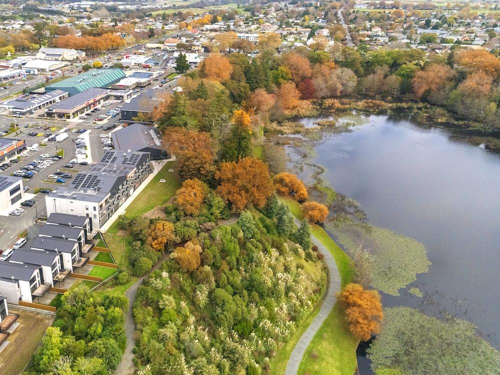 Hidden Lake Hotel And Apartments