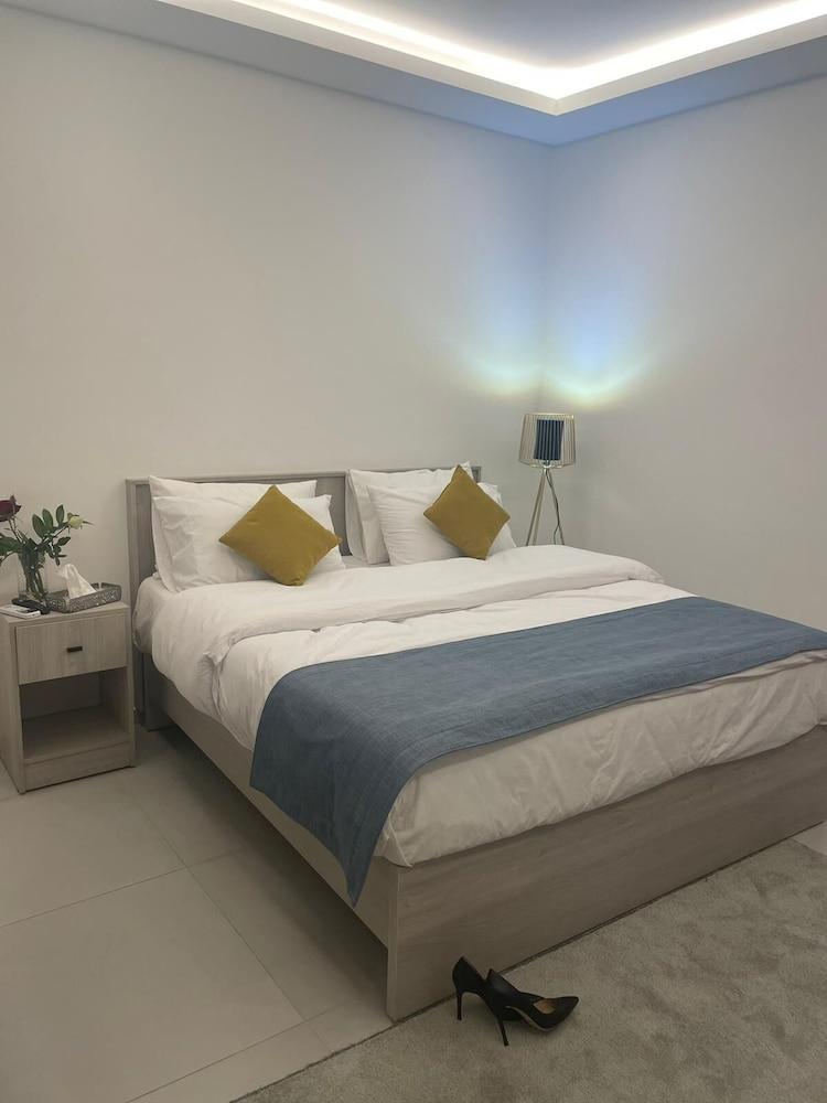 Shade Suites And Studios