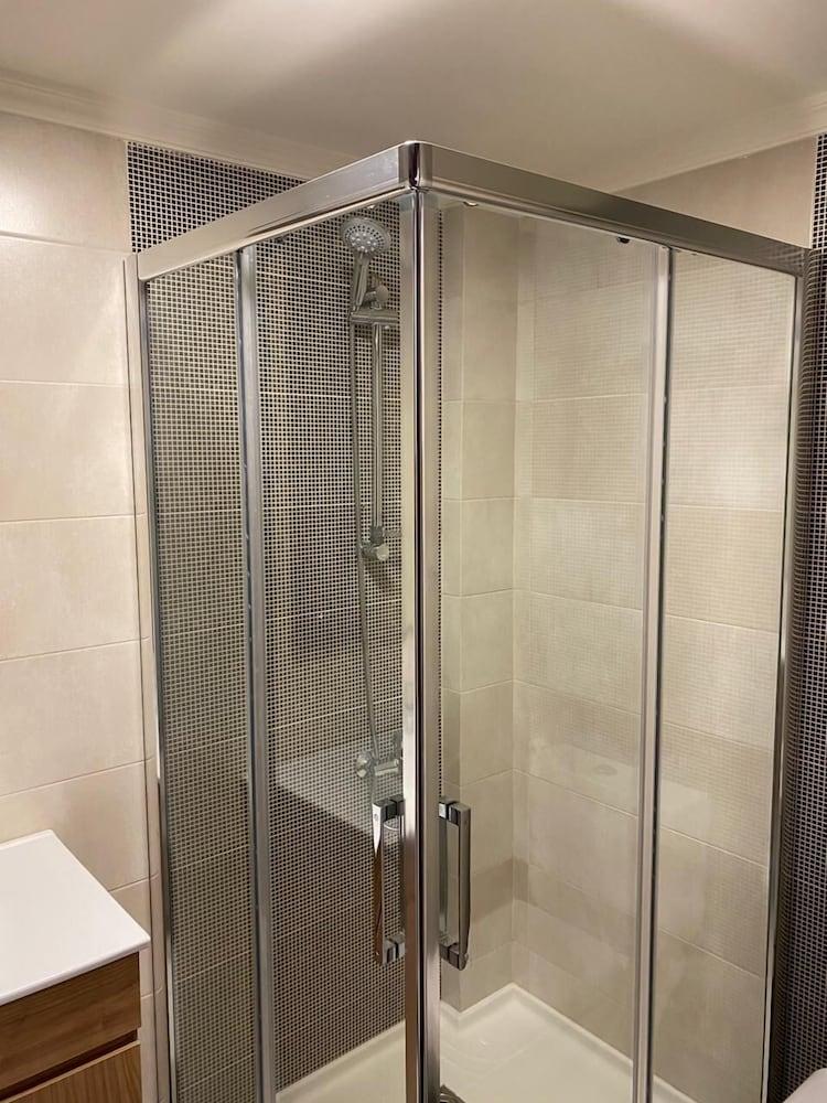 Shade Suites And Studios