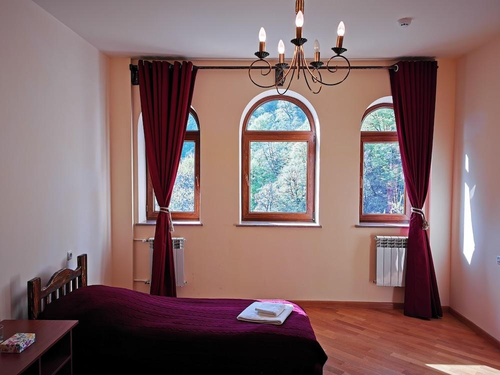 Vanatun Monastery Stay