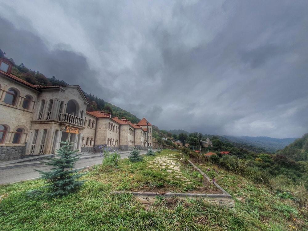 Vanatun Monastery Stay