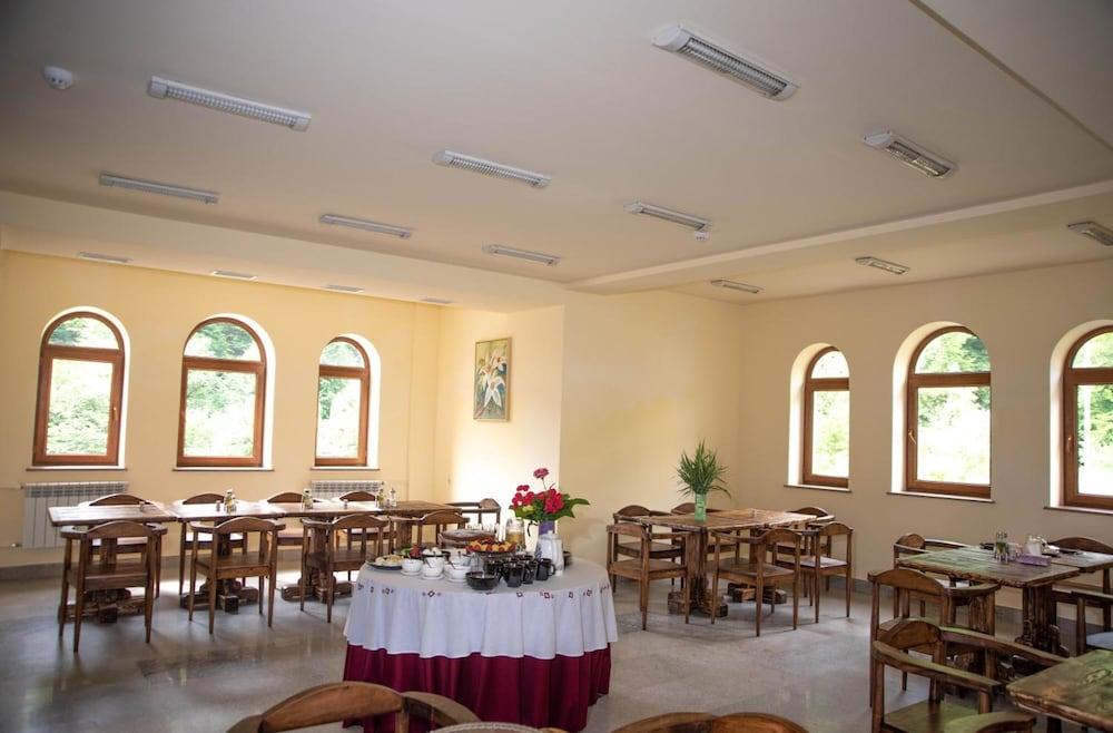 Vanatun Monastery Stay
