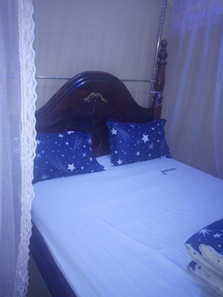 Capricorn Lounge