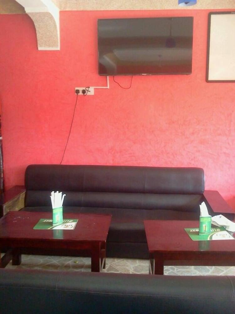 Capricorn Lounge