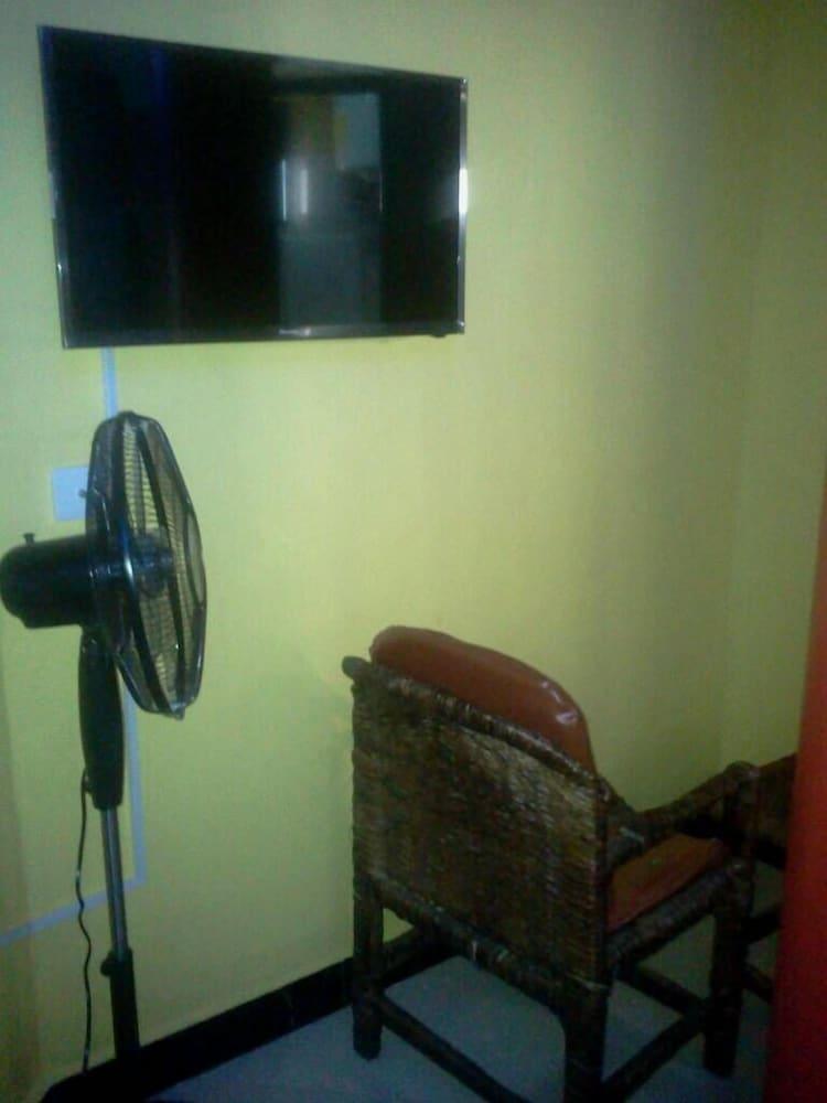 Capricorn Lounge