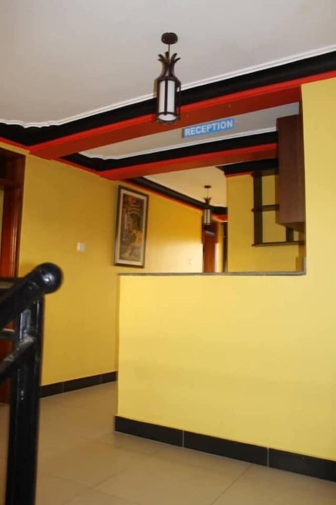 Capricorn Lounge