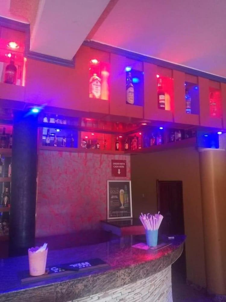 Capricorn Lounge