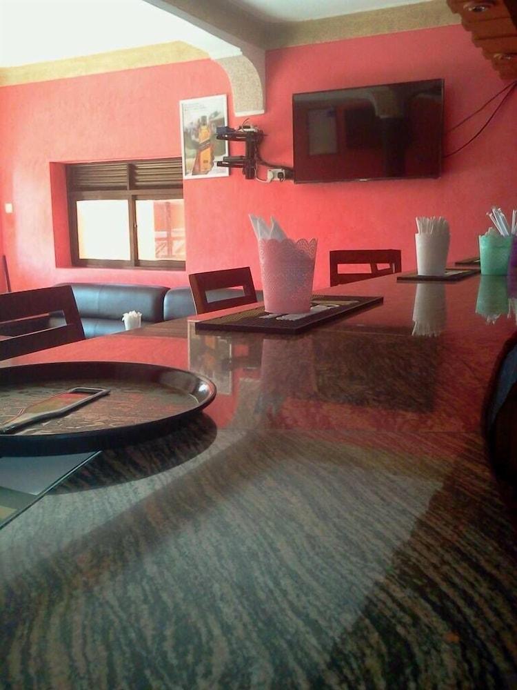Capricorn Lounge