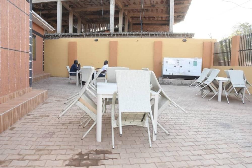 Zegans Hotel Lira