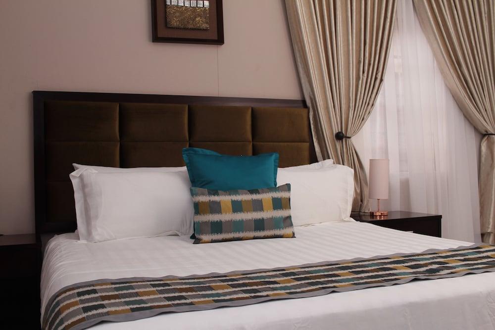 Triple Palms Bed And Breakfast
