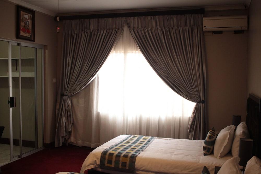Triple Palms Bed And Breakfast