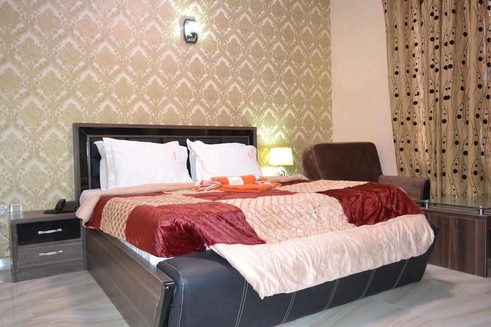 Peace Hotel And Suites