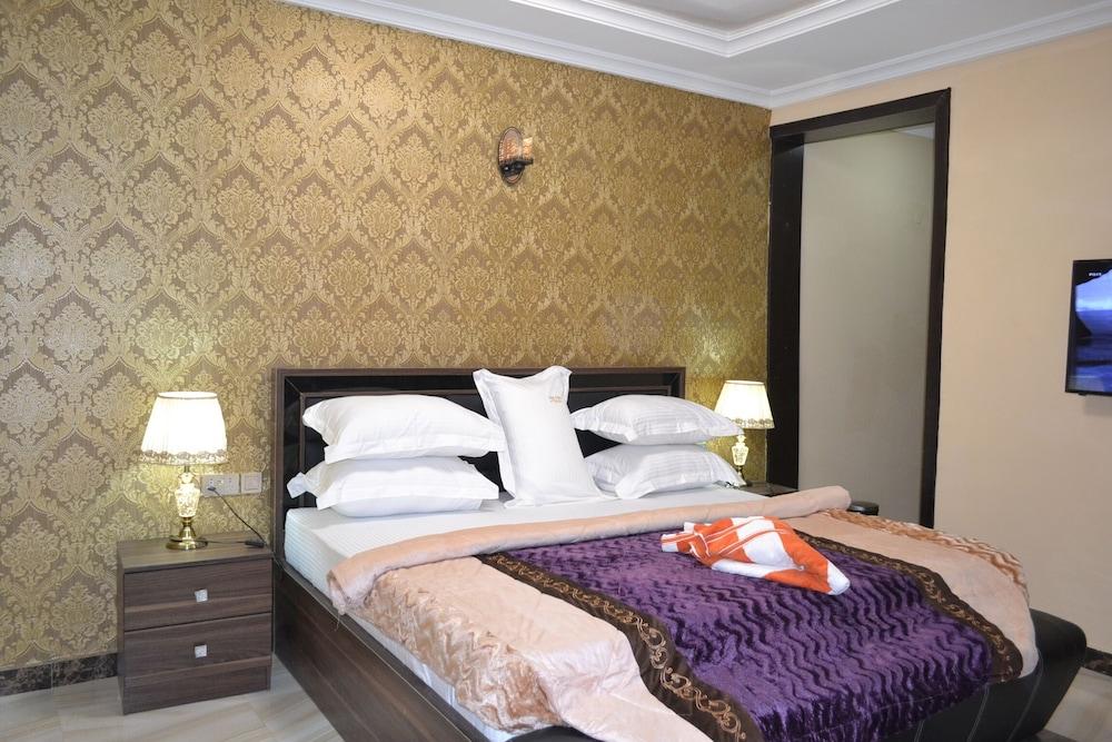 Peace Hotel And Suites
