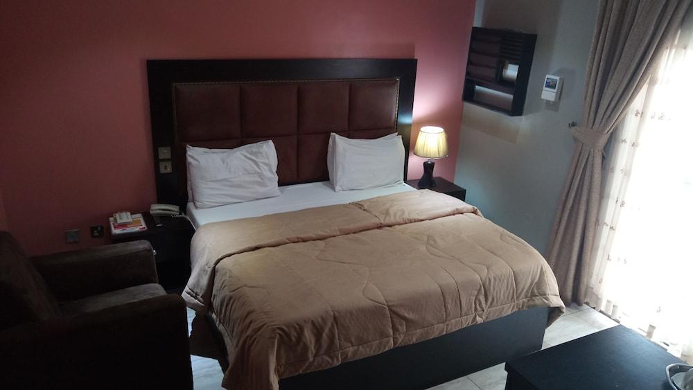 Hard Break Hotel And Suite