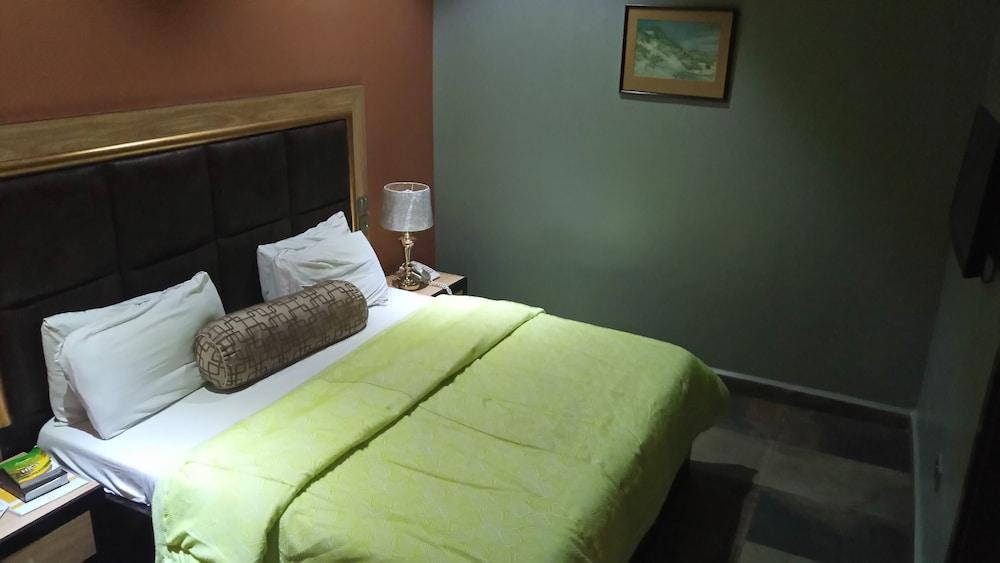 Hard Break Hotel And Suite