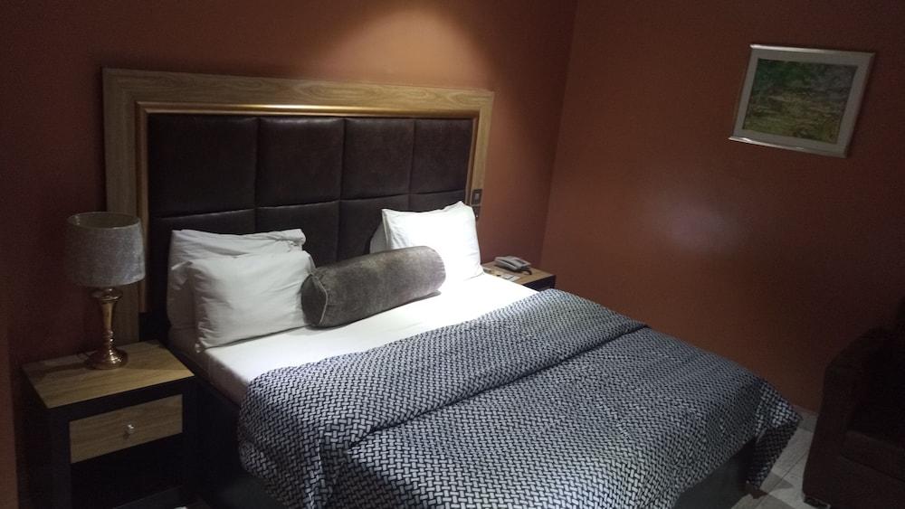 Hard Break Hotel And Suite
