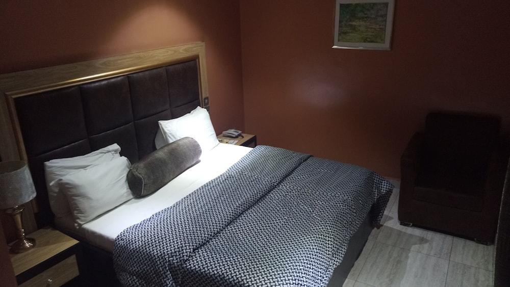 Hard Break Hotel And Suite