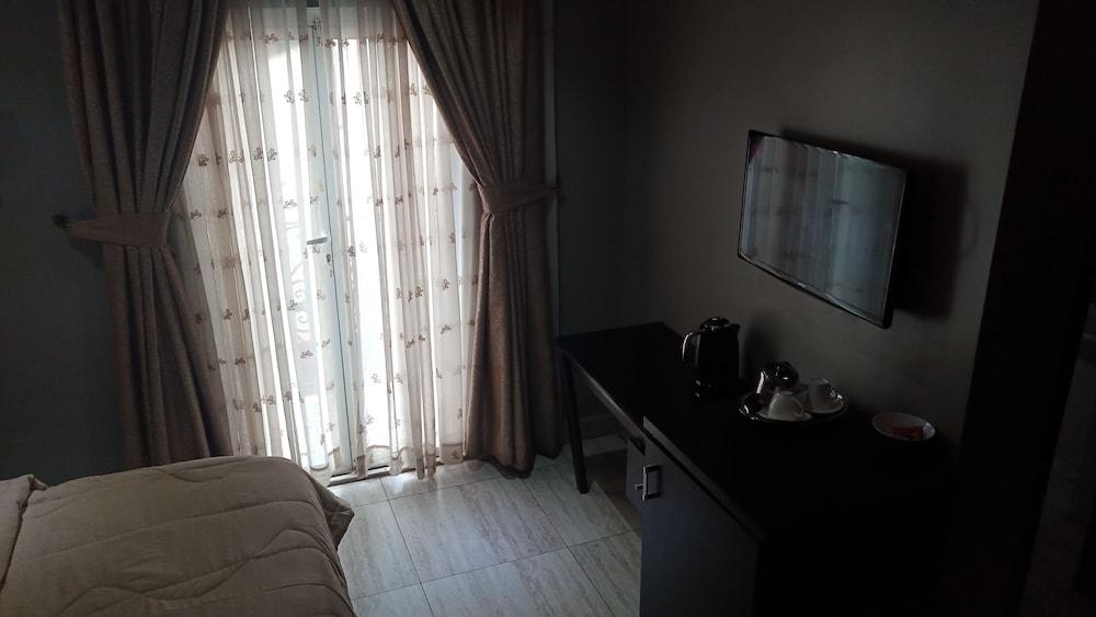 Hard Break Hotel And Suite