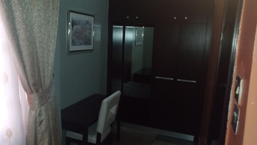 Hard Break Hotel And Suite