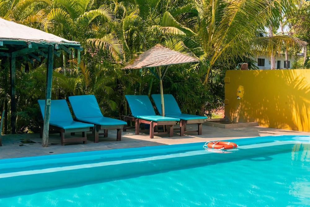 Justa Morjim Beach Resort And Spa