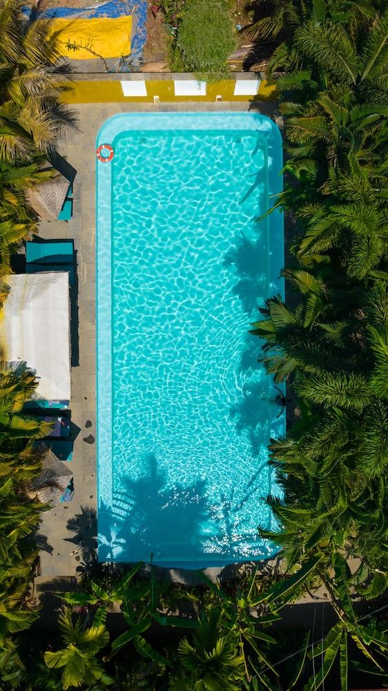 Justa Morjim Beach Resort And Spa