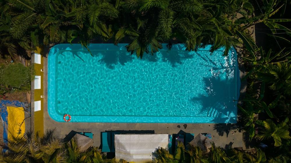 Justa Morjim Beach Resort And Spa