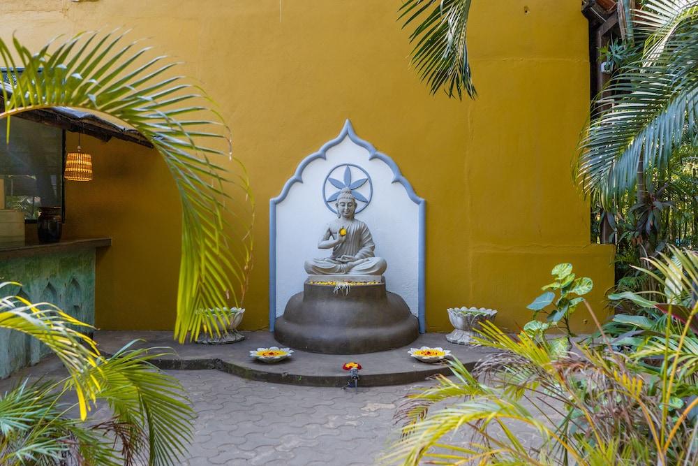 Justa Morjim Beach Resort And Spa