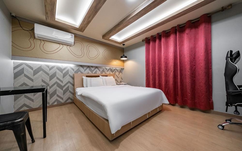 Noble Hotel