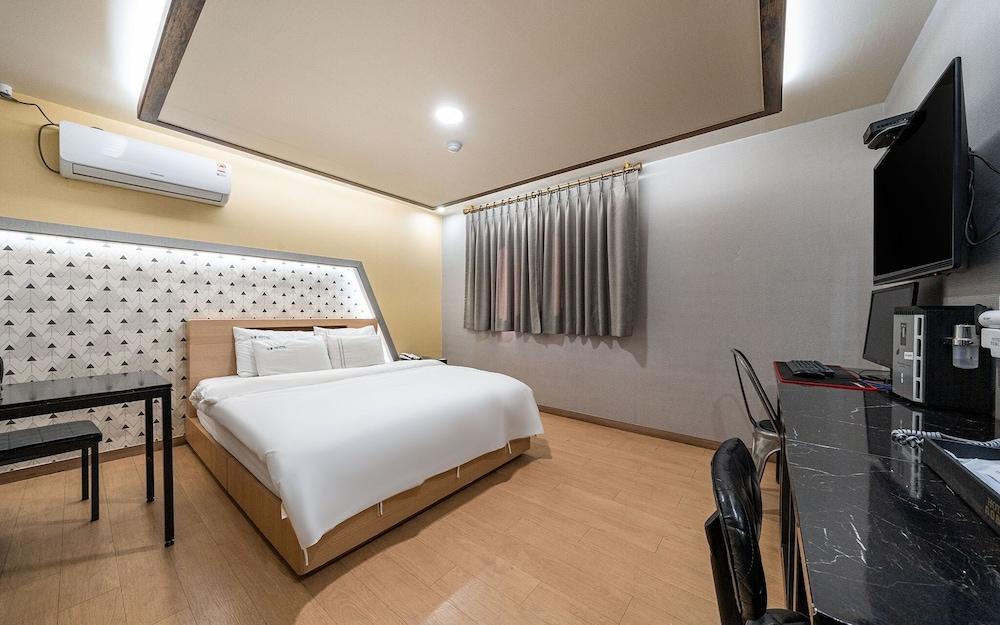 Noble Hotel