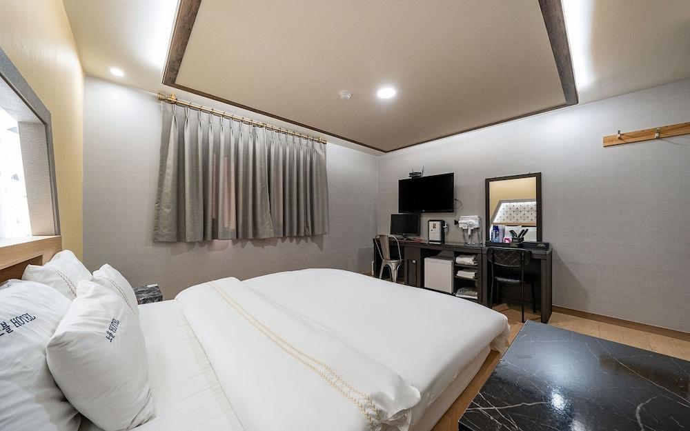 Noble Hotel